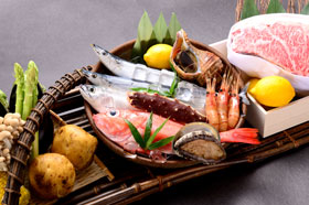 忘梅亭では、四季折々の旬の素材を生かした「食」のおもてなしをしております。宴会料理・会席料理・郷土料理など忘梅亭の日本料理、和のこころをこころゆくまでご堪能くださいませ。